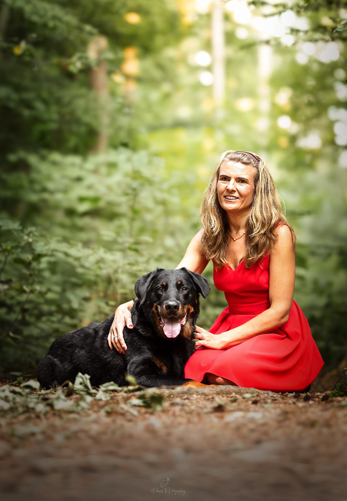 Verena Berg mit Rottweiler im Wald