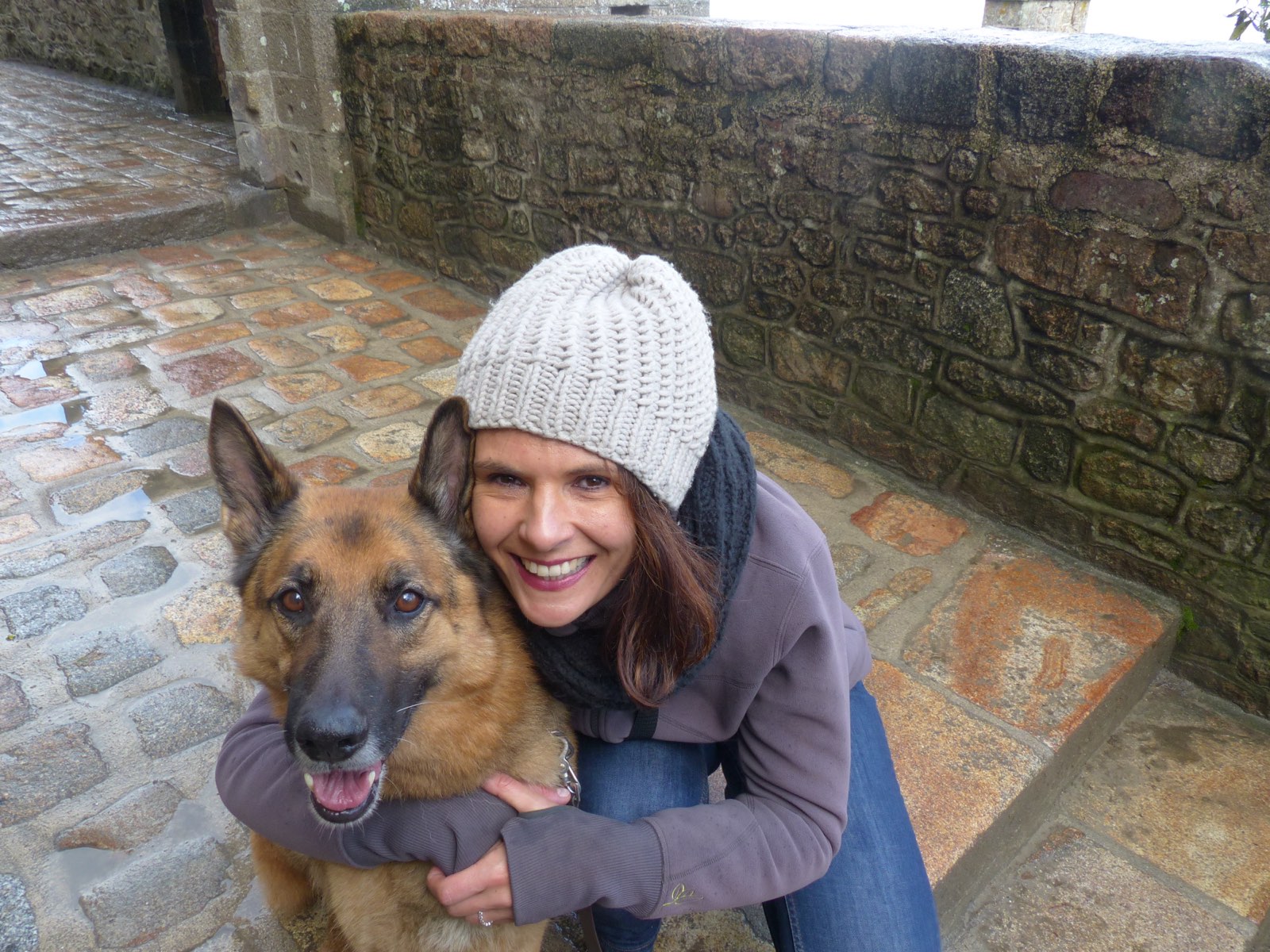 Verena Berg umarmt einen Schäferhund