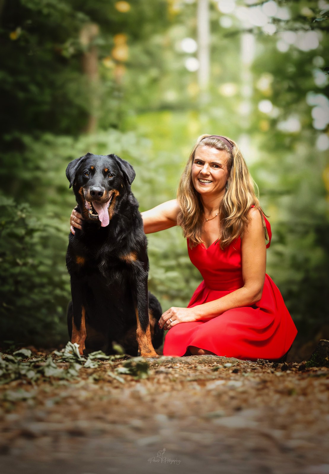 Verena Berg streichelt ihren Hund